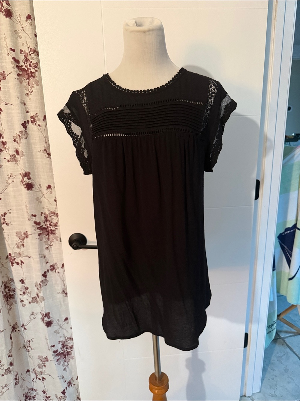Daniel Rainn Black Lace Yoke Short Sleeve Tunic